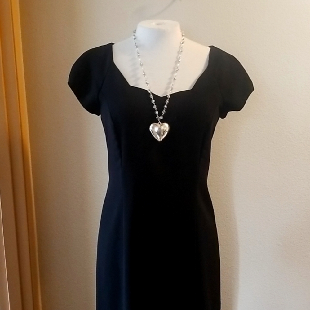 Virgo 2 Black Sweetheart Neckline Formal Shortsleeve Dress Size 6